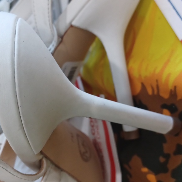 Michael Kors WHITBY FEATHER TRIM LEATHER SANDAL Optic White 7 NEW - Picture 16 of 16